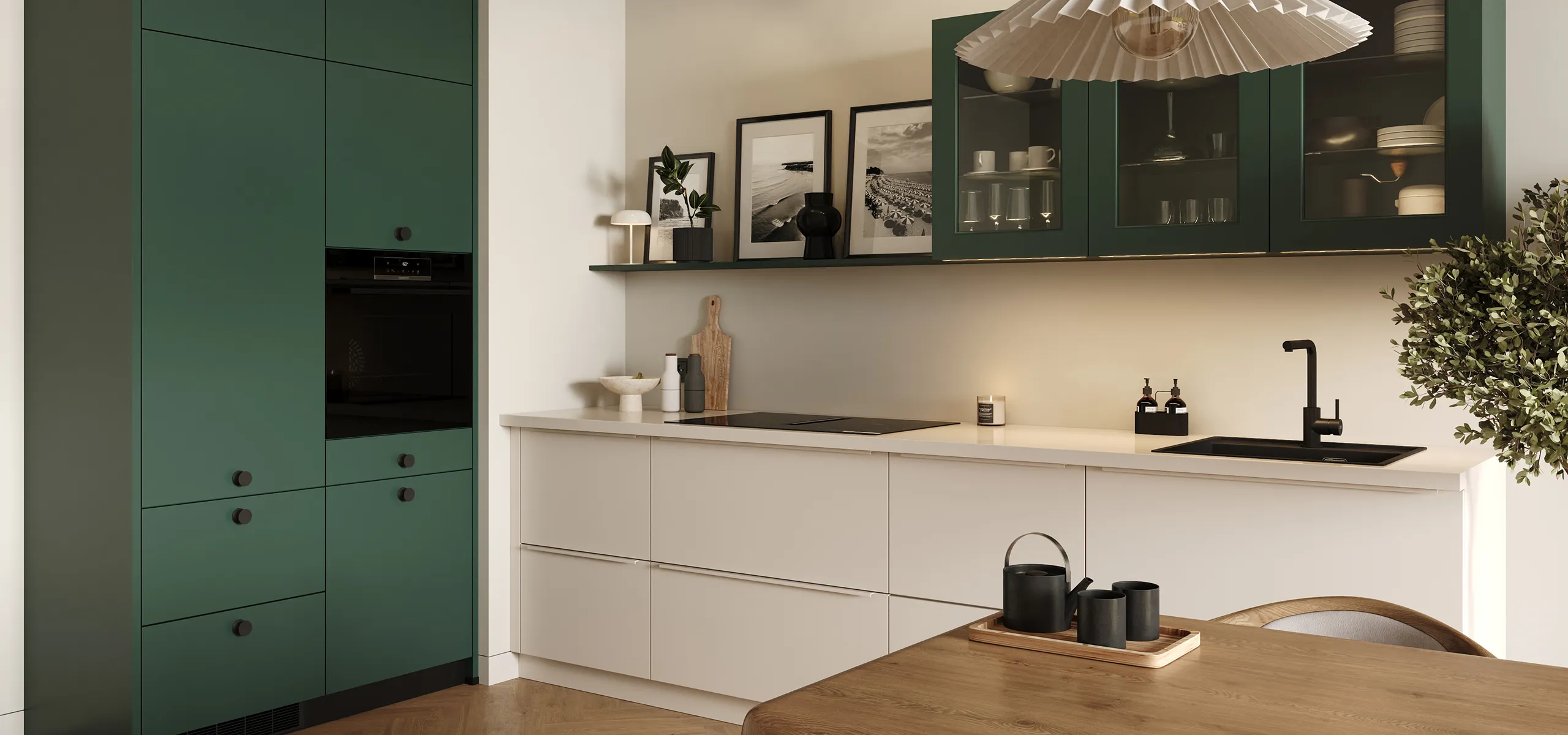 Moderne Küchenzeile in Grün und Weiß mit Glasoberschränken, offener Ablage mit Fotos und Deko, schwarzer Spüle, Induktionsfeld und LED-Leiste; links grüner Hochschrank mit Backofen, vorne Holztisch mit Tablett und Kanne, warmes Parkett.